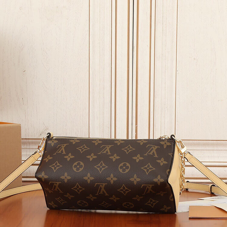 Replica LV Bloom Pouch M11672 (4)